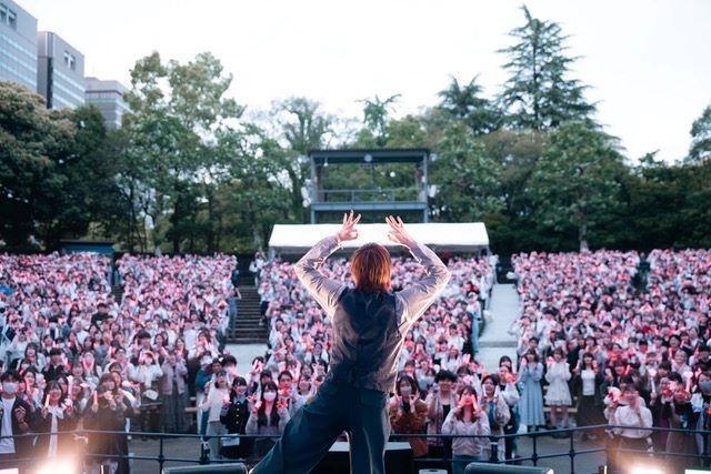 　ライブを行う天月