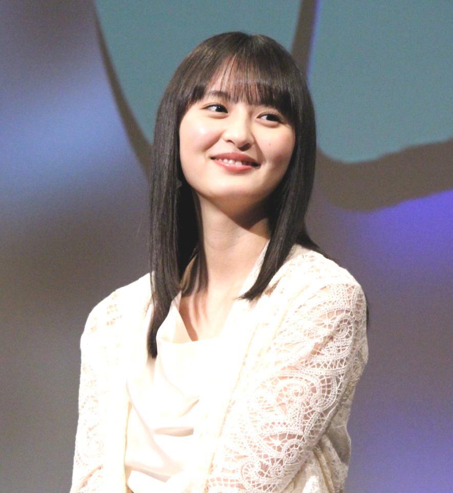 　笑顔を見せる乃木坂４６の遠藤さくら