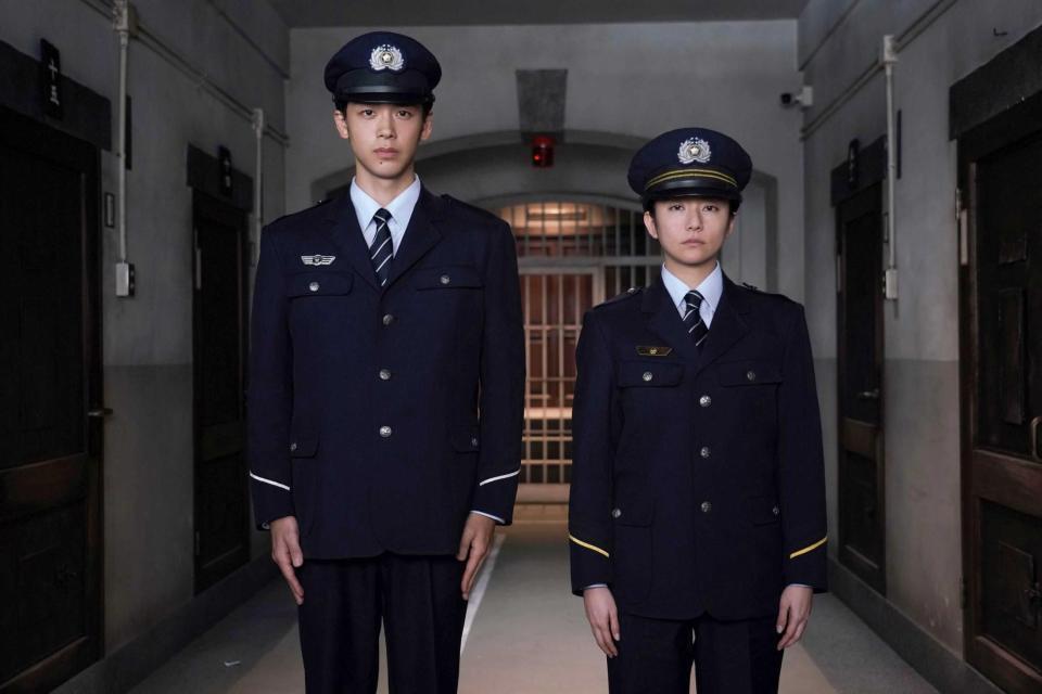 　刑務官を演じる竹内涼真（左）と木村文乃