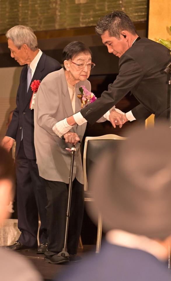 　橋田壽賀子生誕１００年記念特別賞を受賞し、あいさつする石井ふく子氏（撮影・持木克友）