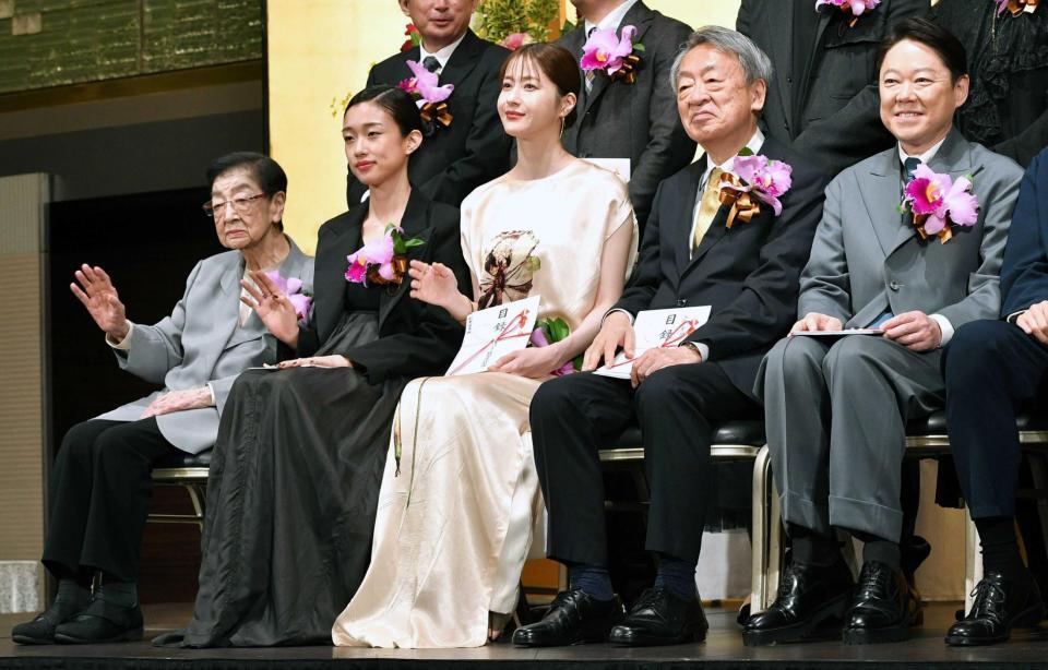 　（左から）石井ふく子プロデューサー、河合優実、松本若菜、池上彰氏、阿部サダヲ（撮影・持木克友）