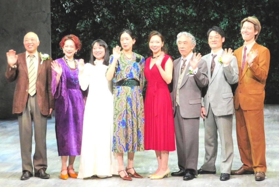 　劇衣装の（左から）八十田勇一、秋山菜津子、三浦透子、江口のりこ、那須凜、段田安則、近藤公園、山崎大輝