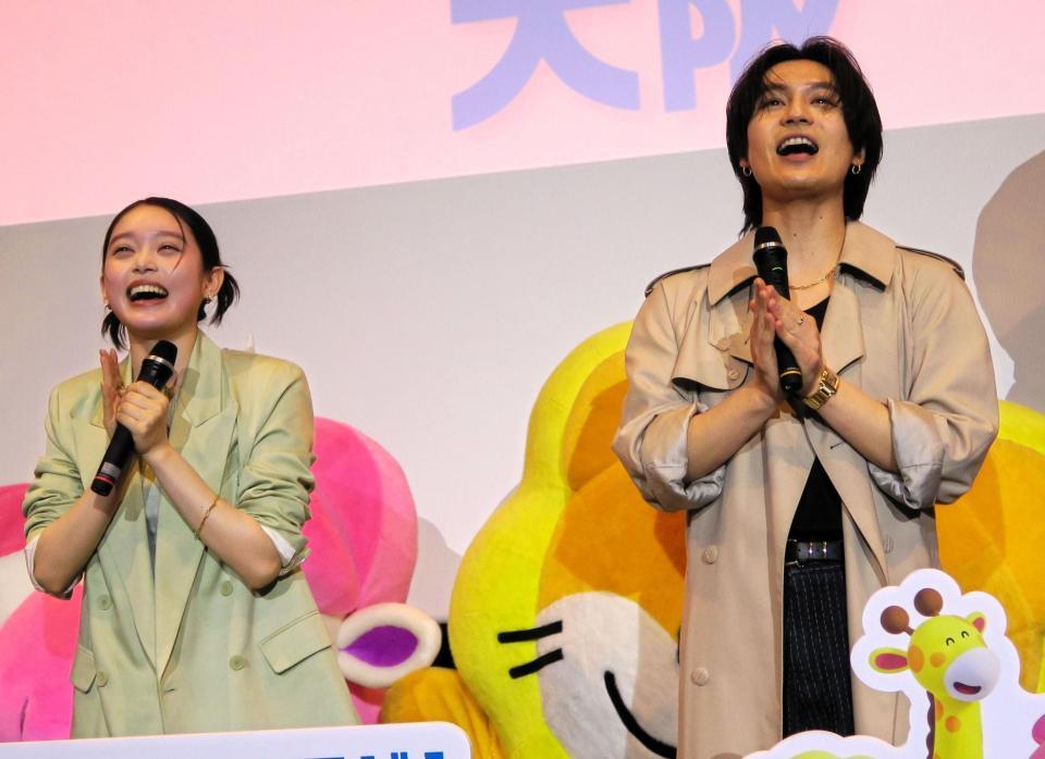 　ファンにあいさつする松田元太と高石あかり