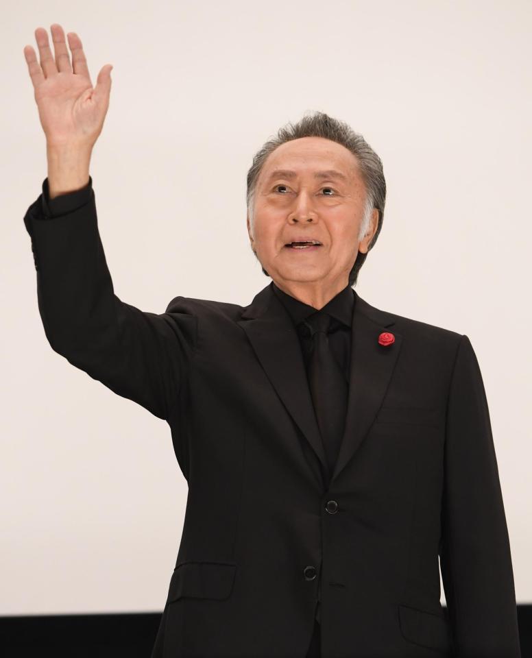 　観客の声援に応える北大路欣也＝（撮影・村中拓久）