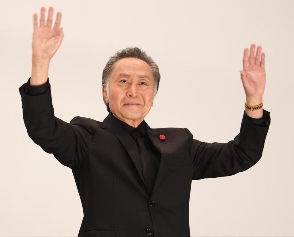 　観客の声援に応える北大路欣也（撮影・村中拓久）