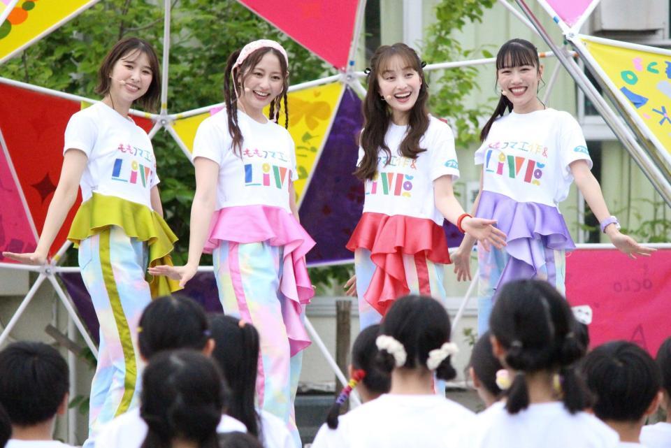 　ポーズを決める（左から）ももいろクローバーＺの玉井詩織、佐々木彩夏、百田夏菜子、高城れに