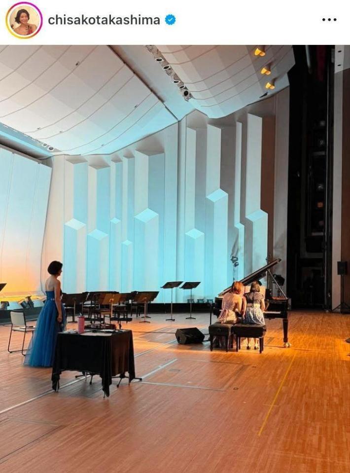 　姉（右）の演奏を見守る高嶋ちさ子（手前）。インスタグラム＠ｃｈｉｓａｋｏｔａｋａｓｈｉｍａより 