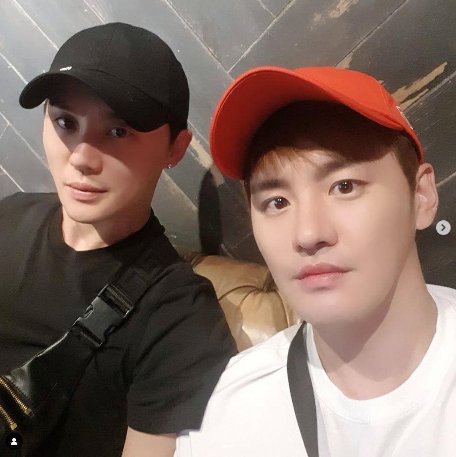 　キム・ムヨンの公式インスタグラム＠ｋｉｍｍｏｏｙｏｕｎｇより　二卵性双生児ながらそっくりのジュンス（左）とキム・ムヨン