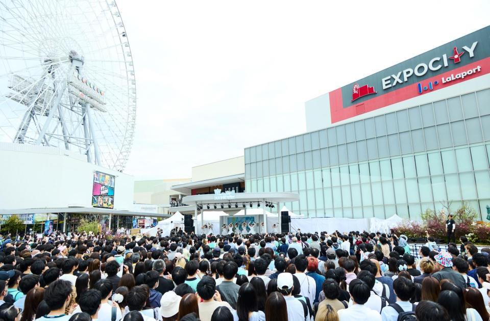 　ファンの前でパフォーマンスする≠ＭＥ　©ＹＯＡＮＩ／ＫＩＮＧ　ＲＥＣＯＲＤＳ