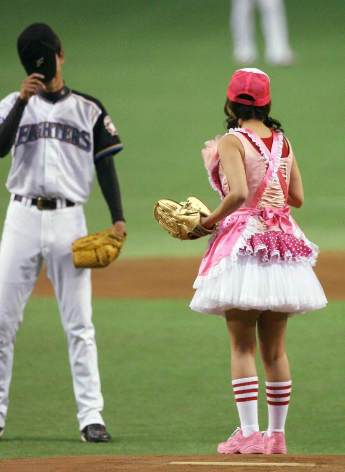 　２００６年、始球式を務めた青木さやかに一喝され頭を下げるダルビッシュ＝東京ドーム