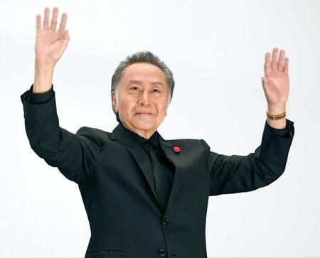 　観客の声援に応える北大路欣也