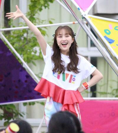 　笑顔を見せるももいろクローバーＺの百田夏菜子