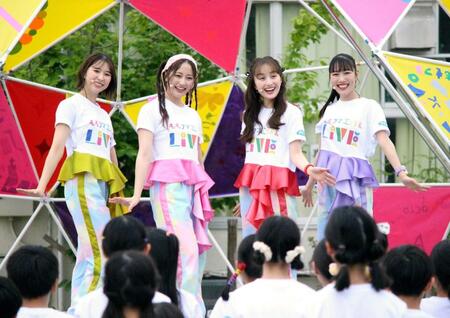 　ステージ上で笑顔を見せる、ももいろクローバーＺの（左から）玉井詩織、佐々木彩夏、百田夏菜子、高城れに