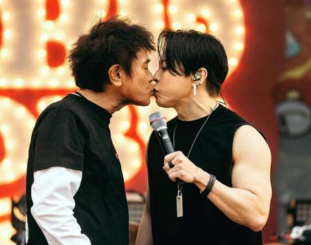　Ｔ．Ｍ．Ｒｅｖｏｌｕｔｉｏｎの西川貴教（右）とキスする浜田雅功　©ＧＯＢＵ　ＧＯＢＵ　Ｆｅｓｔｉｖａｌ（撮影：渡邉一生）