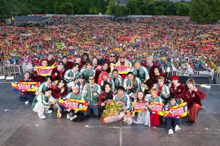 　出演アーティストともに記念撮影する浜田雅功（前列中央）　ⓒＧＯＢＵ　ＧＯＢＵ　Ｆｅｓｔｉｖａｌ（撮影：ＰＵＲＯＳＡＮＧＵＥ／小中村政一）