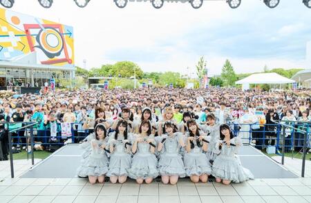 　ファンと記念撮影する≠ＭＥ　©ＹＯＡＮＩ／ＫＩＮＧ　ＲＥＣＯＲＤＳ