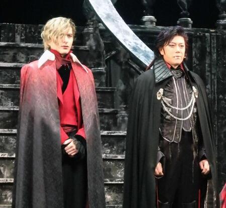 　撮影に応じる（左から）城田優、山口祐一郎