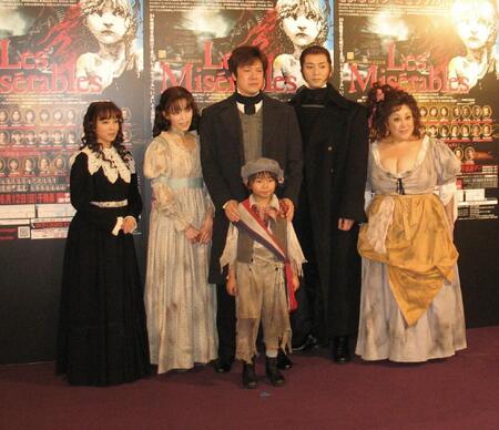 　公開げいこを行った（前列）加藤清史郎、（後列左から）中山エミリ、知念里奈、山口祐一郎、岡幸二郎、森公美子＝１１年４月