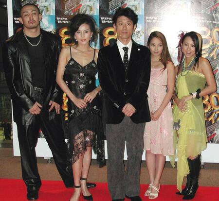 　試写会に来場した（左から）謙吾、杉本彩、原田泰造、中山エミリ、倖田來未＝０４年１１月