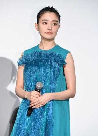 　舞台あいさつに登場した奈緒＝２３年２月