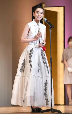 　受賞の喜びを語る奈緒＝２３年２月