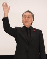 　観客の声援に応える北大路欣也＝（撮影・村中拓久）