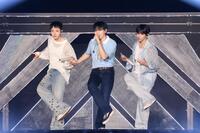 　（左から）ＨＯＳＨＩ、ＳＥＵＮＧＫＷＡＮ、ＤＫ　ⓟ＆ⓒ　ＰＬＥＤＩＳ　Ｅｎｔｅｒｔａｉｎｍｅｎｔ