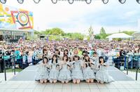 　ファンと記念撮影する≠ＭＥ　©ＹＯＡＮＩ／ＫＩＮＧ　ＲＥＣＯＲＤＳ