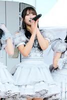 　熱唱する≠ＭＥの蟹沢萌子　©ＹＯＡＮＩ／ＫＩＮＧ　ＲＥＣＯＲＤＳ