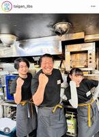 　笑顔で並んでるけど大丈夫？！吉田くんと虎朗と石原ちゃんの３ショット。対岸の家事　～これが、私の生きる道！～　４月期火ドラ【公式】のインスタグラム＠ｔａｉｇａｎ＿ｔｂｓより。