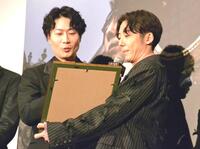 　荒木飛呂彦氏のイラストに見入る（左から）戸次重幸、高橋一生、飯豊まりえ、井浦新