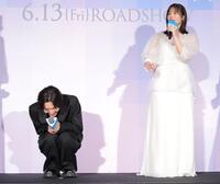 　渡邉美穂（右）の暴露に恥ずかしがる佐藤新（撮影・吉澤敬太）