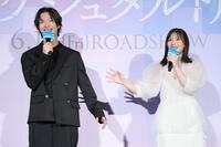 　笑顔で話す佐藤新（左）と渡邉美穂（撮影・吉澤敬太）