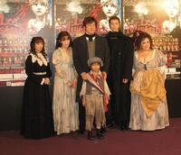 　公開げいこを行った（前列）加藤清史郎、（後列左から）中山エミリ、知念里奈、山口祐一郎、岡幸二郎、森公美子＝１１年４月