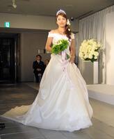 　幸せいっぱいのウエディングドレス姿を披露した中山エミリ＝０７年１１月