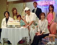 　バースデーケーキを囲む要潤、土屋アンナ、布川敏和監督、中山エミリ（前列左から）、松原しゅう、宅間孝行、黒沢茜＝０５年８月