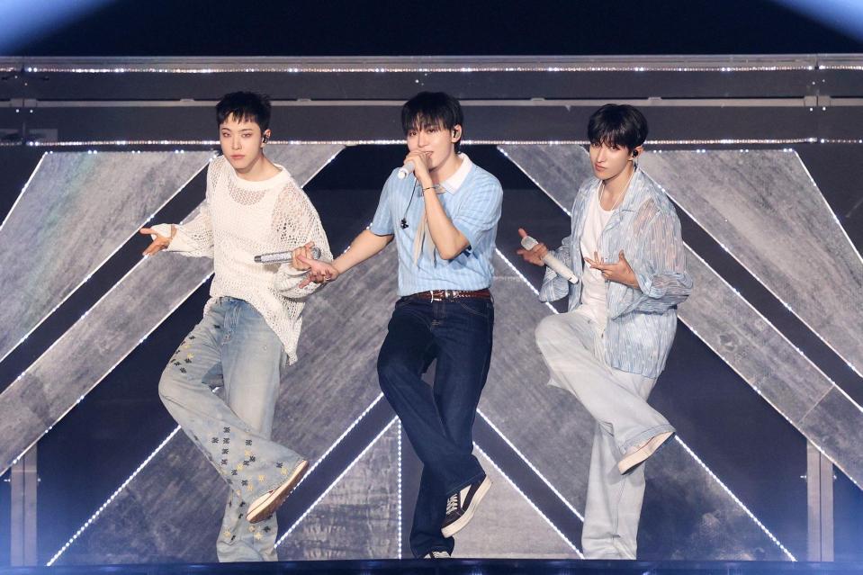 　（左から）ＨＯＳＨＩ、ＳＥＵＮＧＫＷＡＮ、ＤＫ　ⓟ＆ⓒ　ＰＬＥＤＩＳ　Ｅｎｔｅｒｔａｉｎｍｅｎｔ