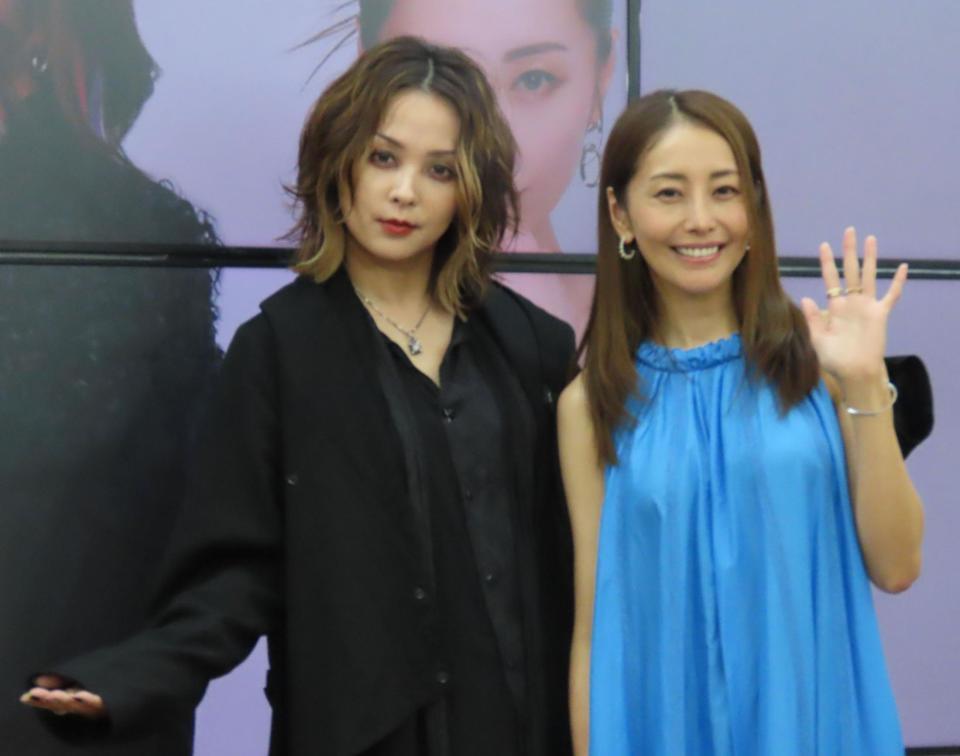 　新曲リリース記念トークイベントに出席した熊切あさ美（右）と上木彩矢
