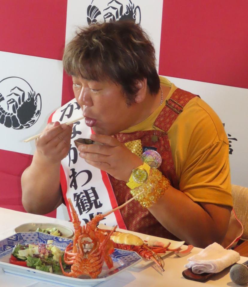 　試食を行う石塚英彦