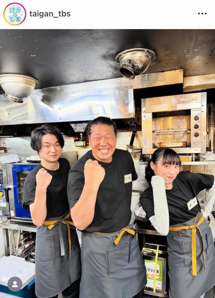 　笑顔で並んでるけど大丈夫？！吉田くんと虎朗と石原ちゃんの３ショット。対岸の家事　～これが、私の生きる道！～　４月期火ドラ【公式】のインスタグラム＠ｔａｉｇａｎ＿ｔｂｓより。