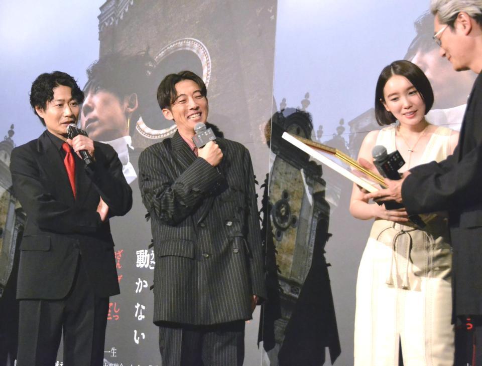 　荒木飛呂彦氏のイラストに見入る（左から）戸次重幸、高橋一生、飯豊まりえ、井浦新