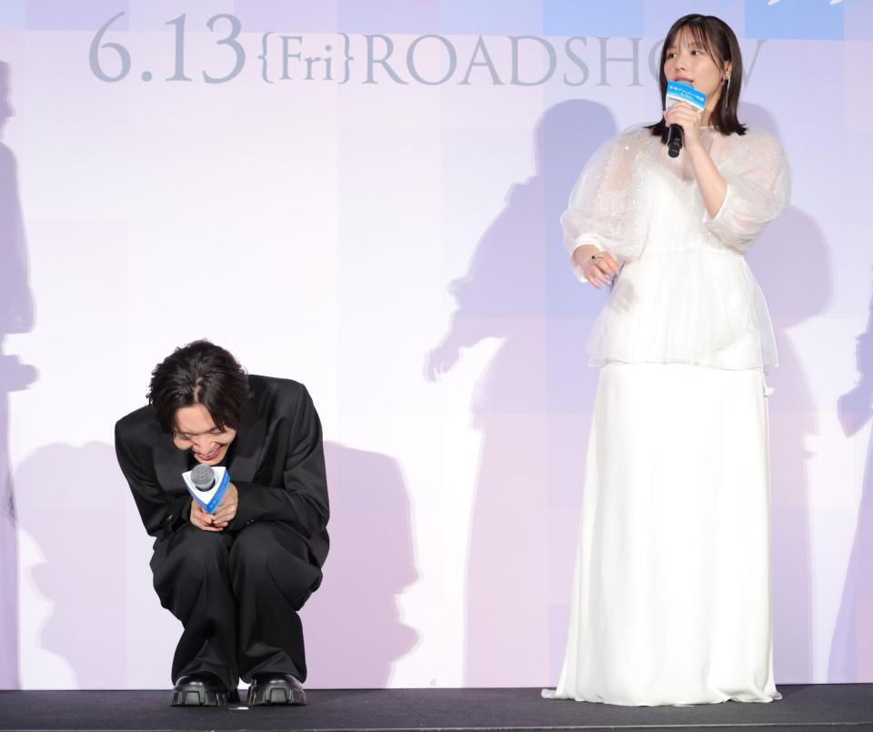 　渡邉美穂（右）の暴露に恥ずかしがる佐藤新（撮影・吉澤敬太）