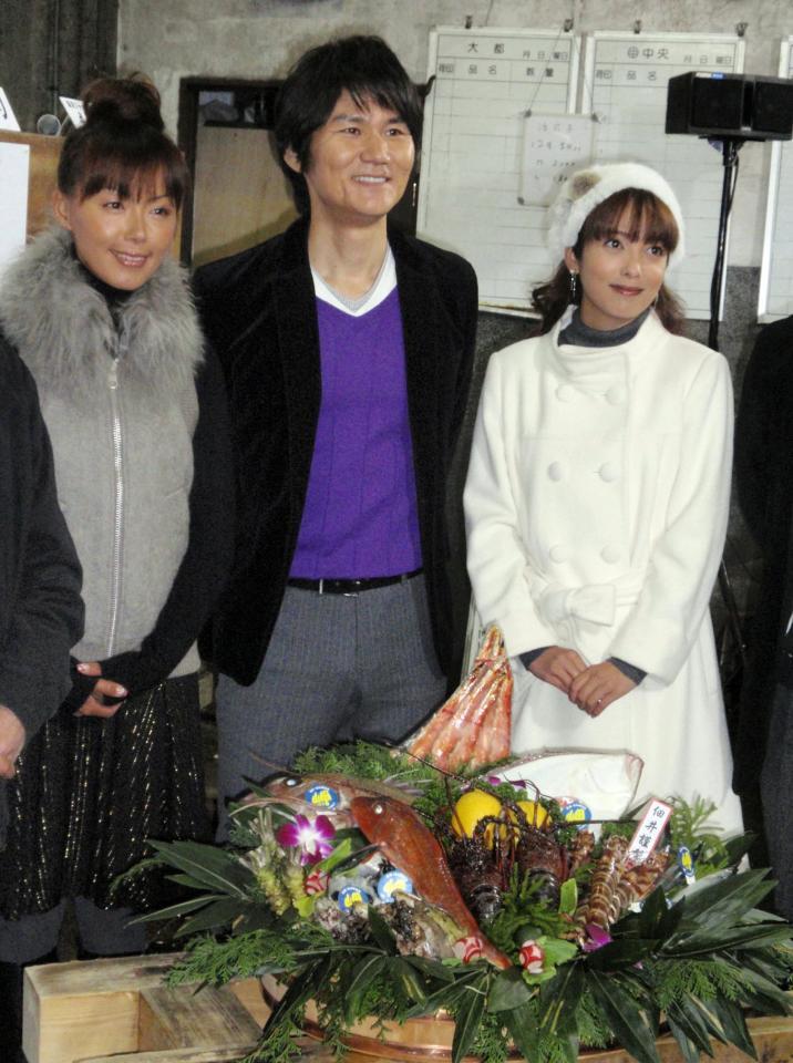 　瀬戸内海放送の特別番組の制作発表会見に出席した（左から）田中律子、南原清隆、中山エミリ＝０９年１２月