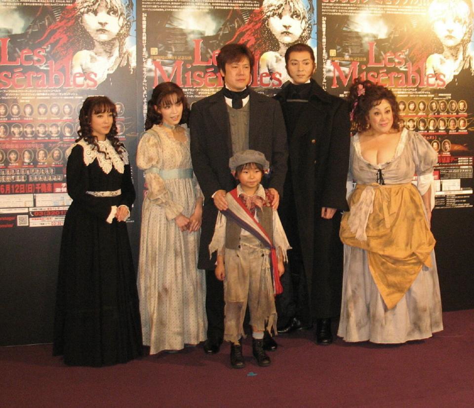 　公開げいこを行った（前列）加藤清史郎、（後列左から）中山エミリ、知念里奈、山口祐一郎、岡幸二郎、森公美子＝１１年４月