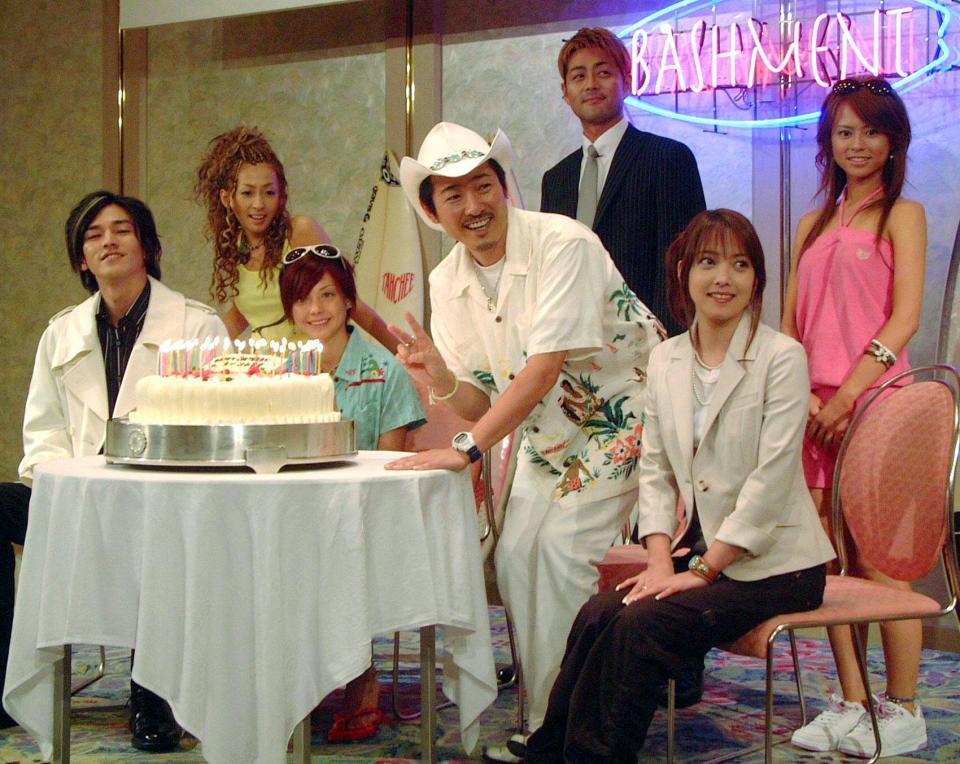 　バースデーケーキを囲む要潤、土屋アンナ、布川敏和監督、中山エミリ（前列左から）、松原しゅう、宅間孝行、黒沢茜＝０５年８月