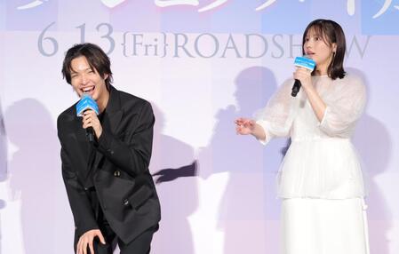 　渡邉美穂（右）からの暴露に苦笑いする佐藤新（撮影・吉澤敬太）