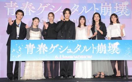 　手を振る（左から）藤本洸大、新井美羽、瀬戸朝香、佐藤新、渡邉美穂、戸田菜穂、田辺桃子