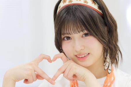 　ハートポーズをとるＷＨＩＴＥ　ＳＣＯＲＰＩＯＮのＨＡＮＮＡ（撮影・棚橋慶太）