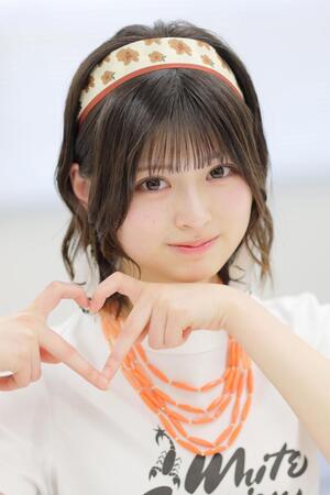 　ハートのポーズをとるＷＨＩＴＥ　ＳＣＯＲＰＩＯＮのＨＡＮＮＡ（撮影・棚橋慶太）