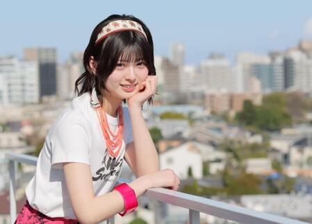 　かわいらしくポーズをとるＷＨＩＴＥ　ＳＣＯＲＰＩＯＮのＨＡＮＮＡ（撮影・棚橋慶太）